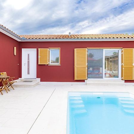 Red House Trget With Swimming Pool, Sauna And Jacuzzi ラビン エクステリア 写真