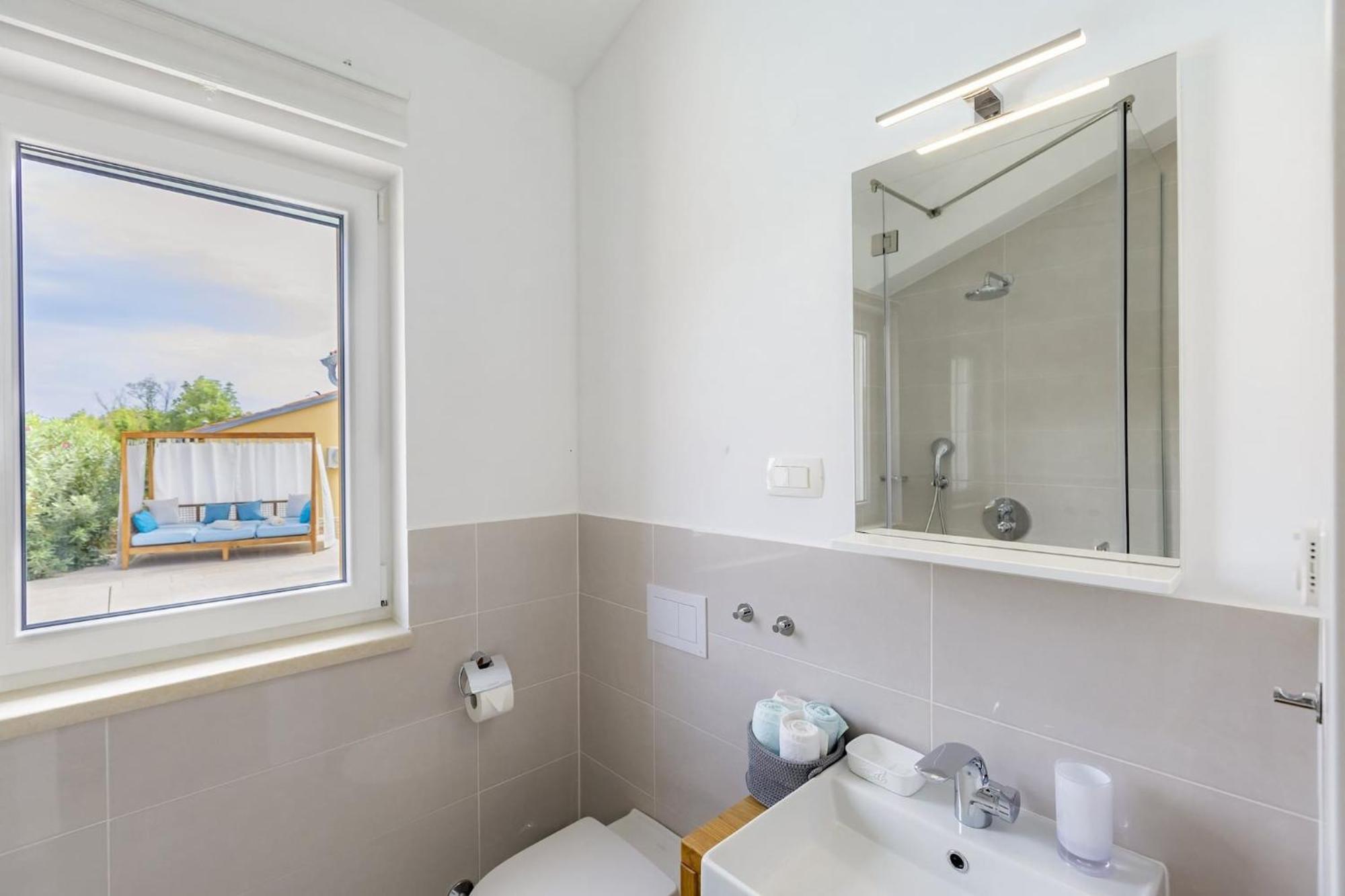 Red House Trget With Swimming Pool, Sauna And Jacuzzi ラビン エクステリア 写真