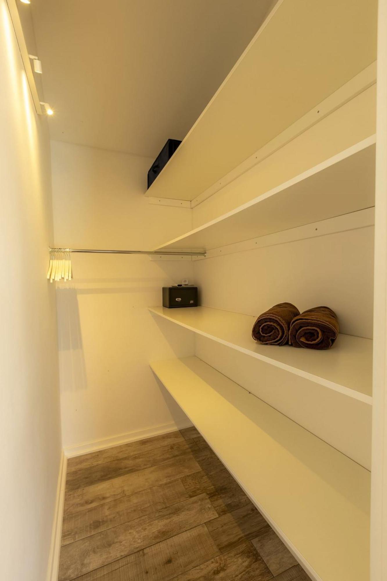 Red House Trget With Swimming Pool, Sauna And Jacuzzi ラビン エクステリア 写真