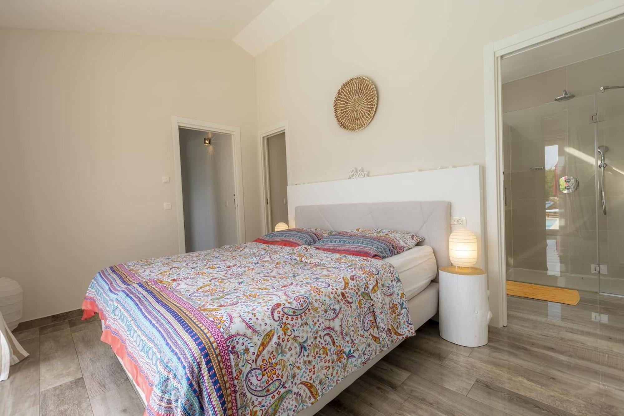 Red House Trget With Swimming Pool, Sauna And Jacuzzi ラビン エクステリア 写真