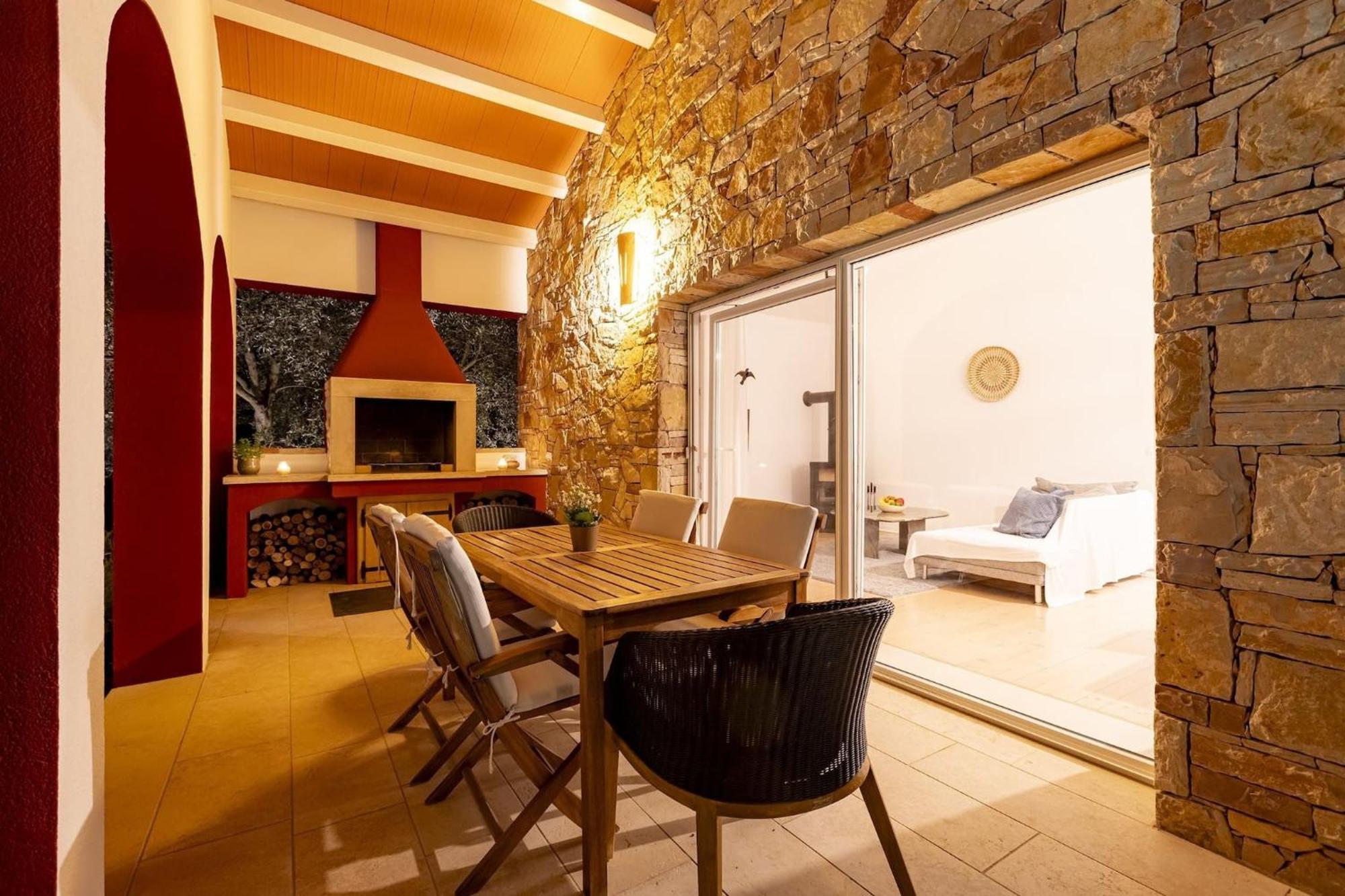 Red House Trget With Swimming Pool, Sauna And Jacuzzi ラビン エクステリア 写真