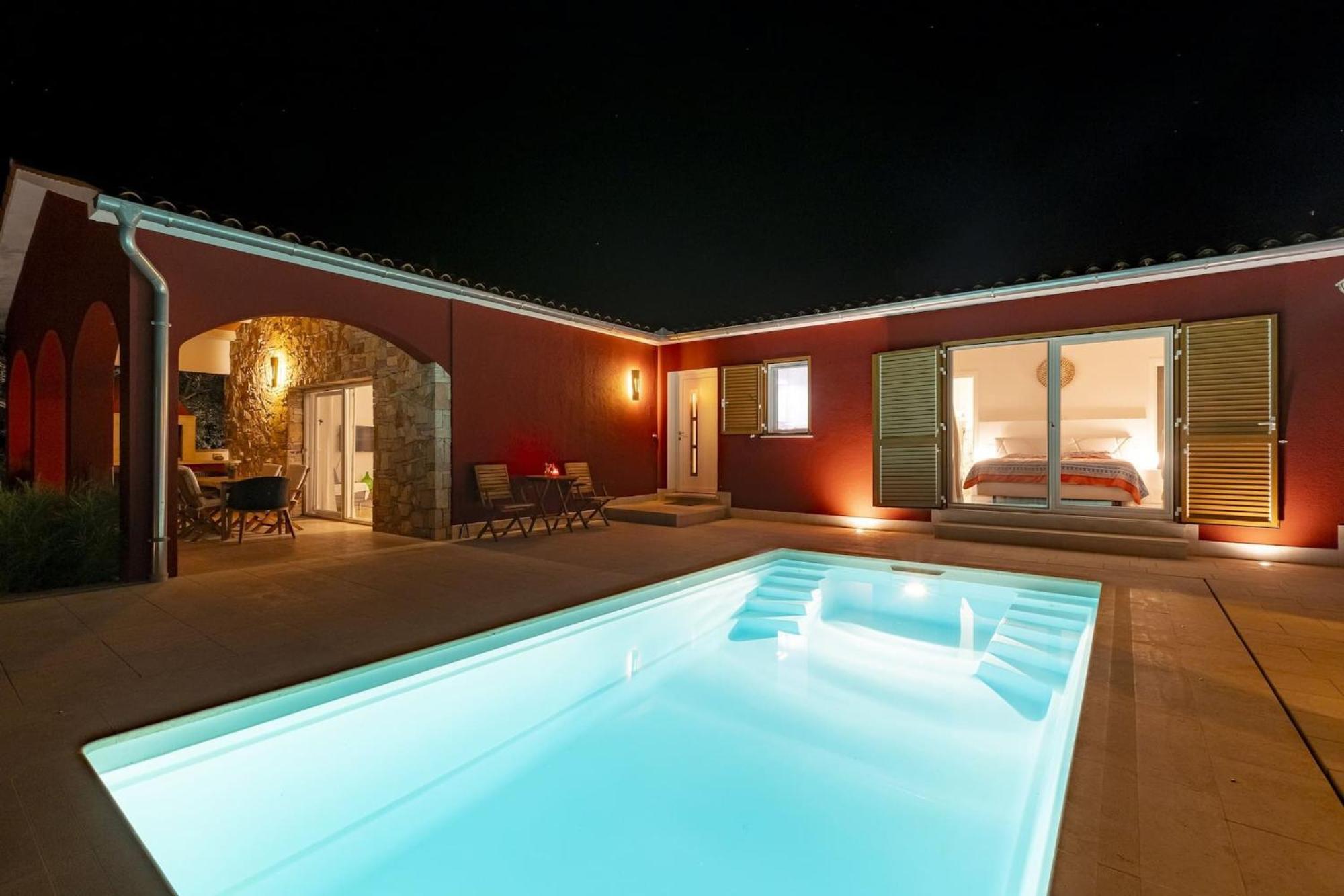 Red House Trget With Swimming Pool, Sauna And Jacuzzi ラビン エクステリア 写真