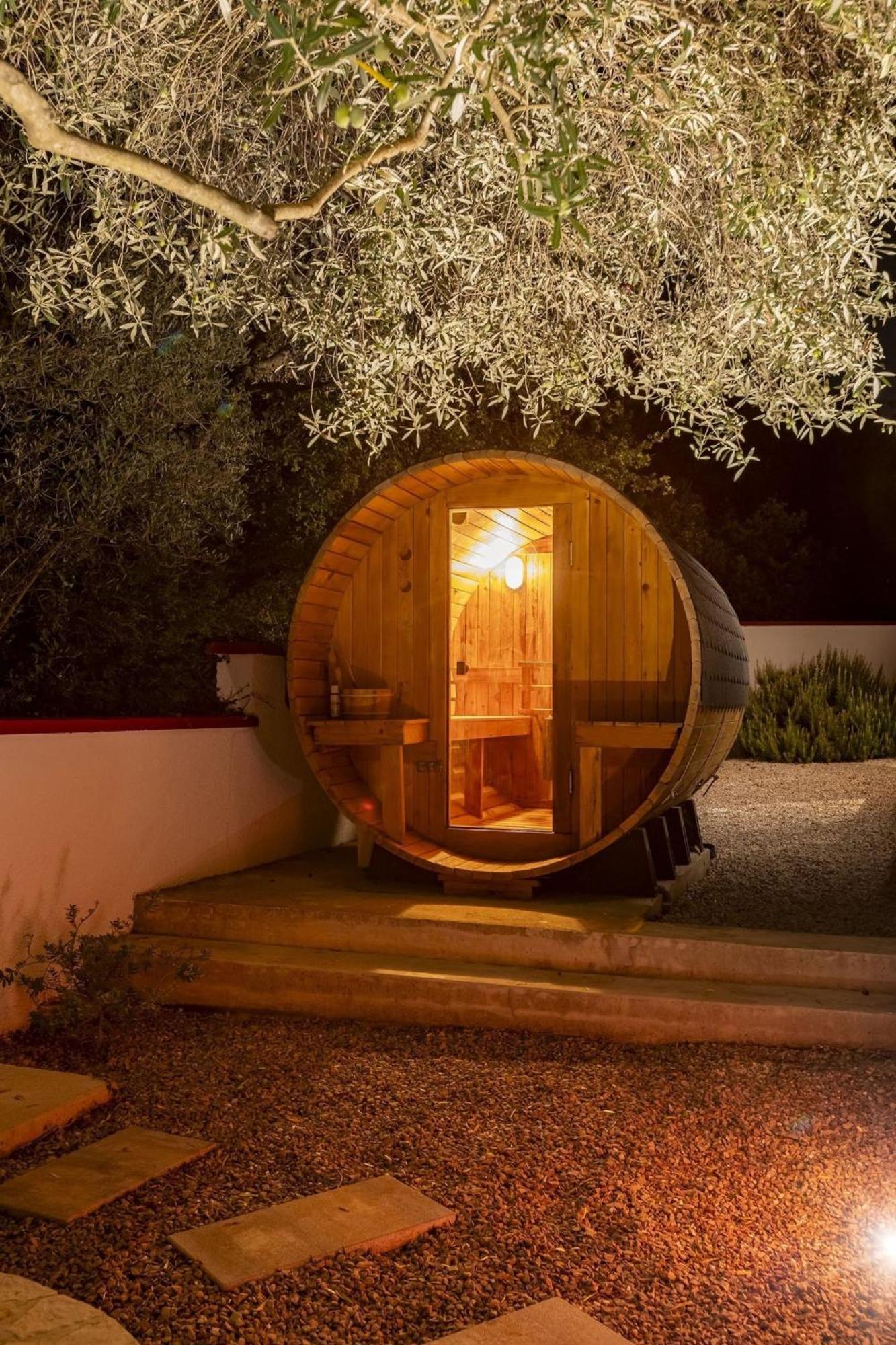 Red House Trget With Swimming Pool, Sauna And Jacuzzi ラビン エクステリア 写真