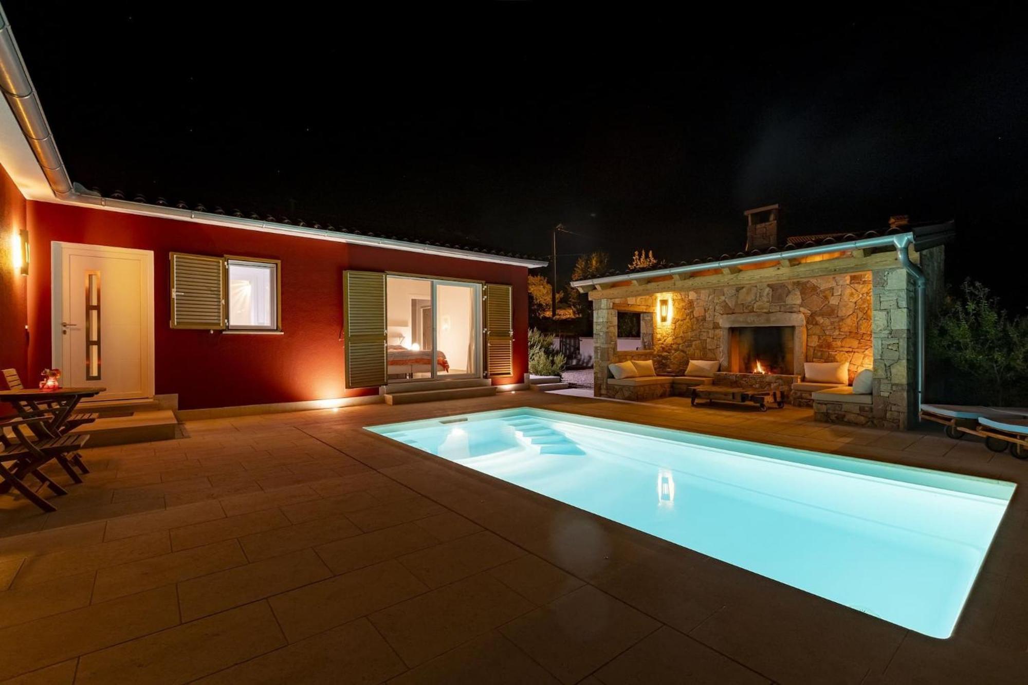 Red House Trget With Swimming Pool, Sauna And Jacuzzi ラビン エクステリア 写真