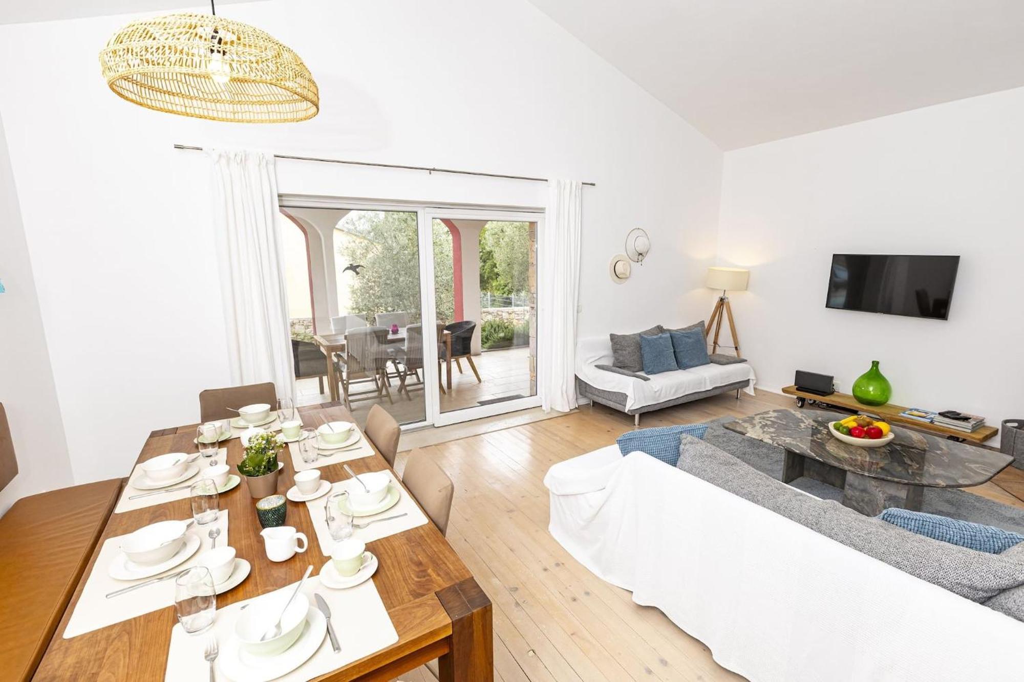 Red House Trget With Swimming Pool, Sauna And Jacuzzi ラビン エクステリア 写真