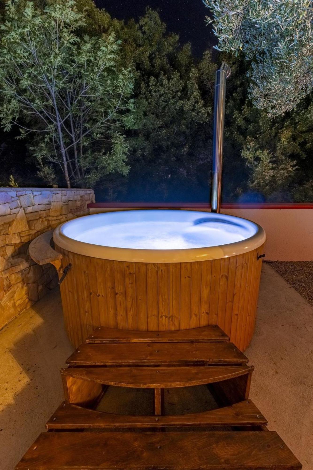 Red House Trget With Swimming Pool, Sauna And Jacuzzi ラビン エクステリア 写真