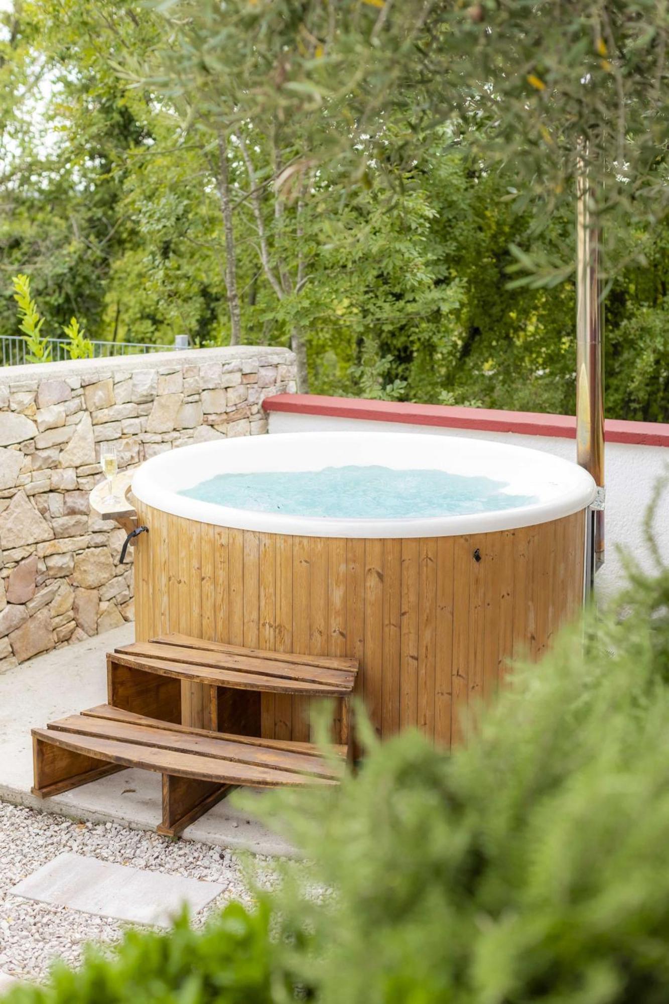 Red House Trget With Swimming Pool, Sauna And Jacuzzi ラビン エクステリア 写真