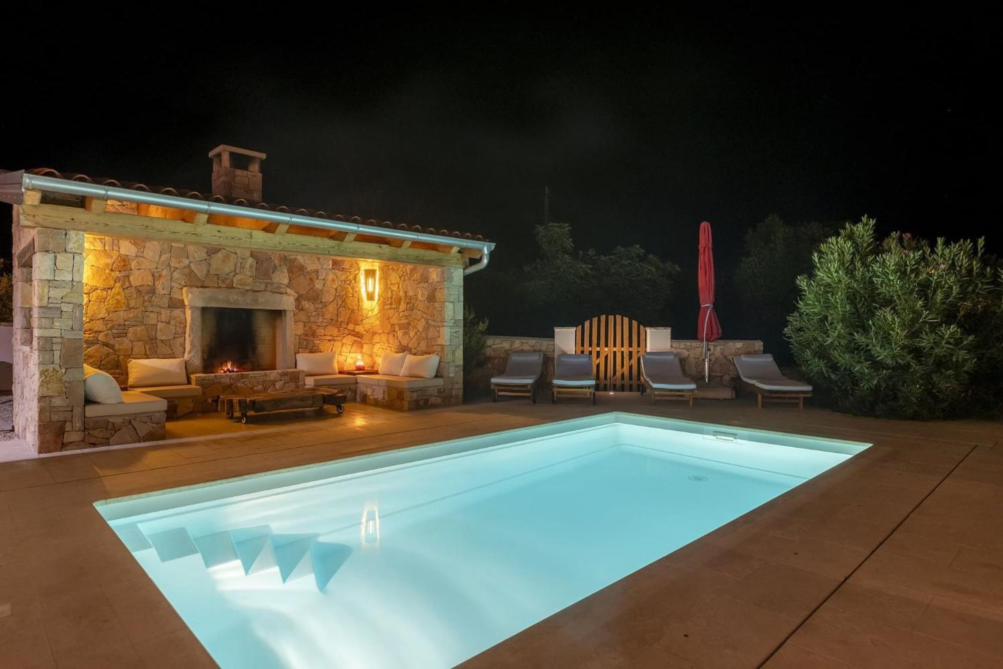 Red House Trget With Swimming Pool, Sauna And Jacuzzi ラビン エクステリア 写真