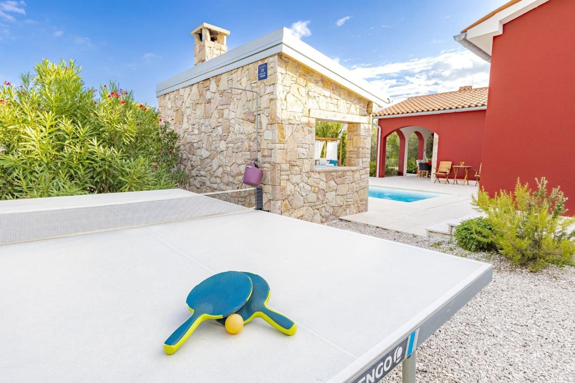 Red House Trget With Swimming Pool, Sauna And Jacuzzi ラビン エクステリア 写真