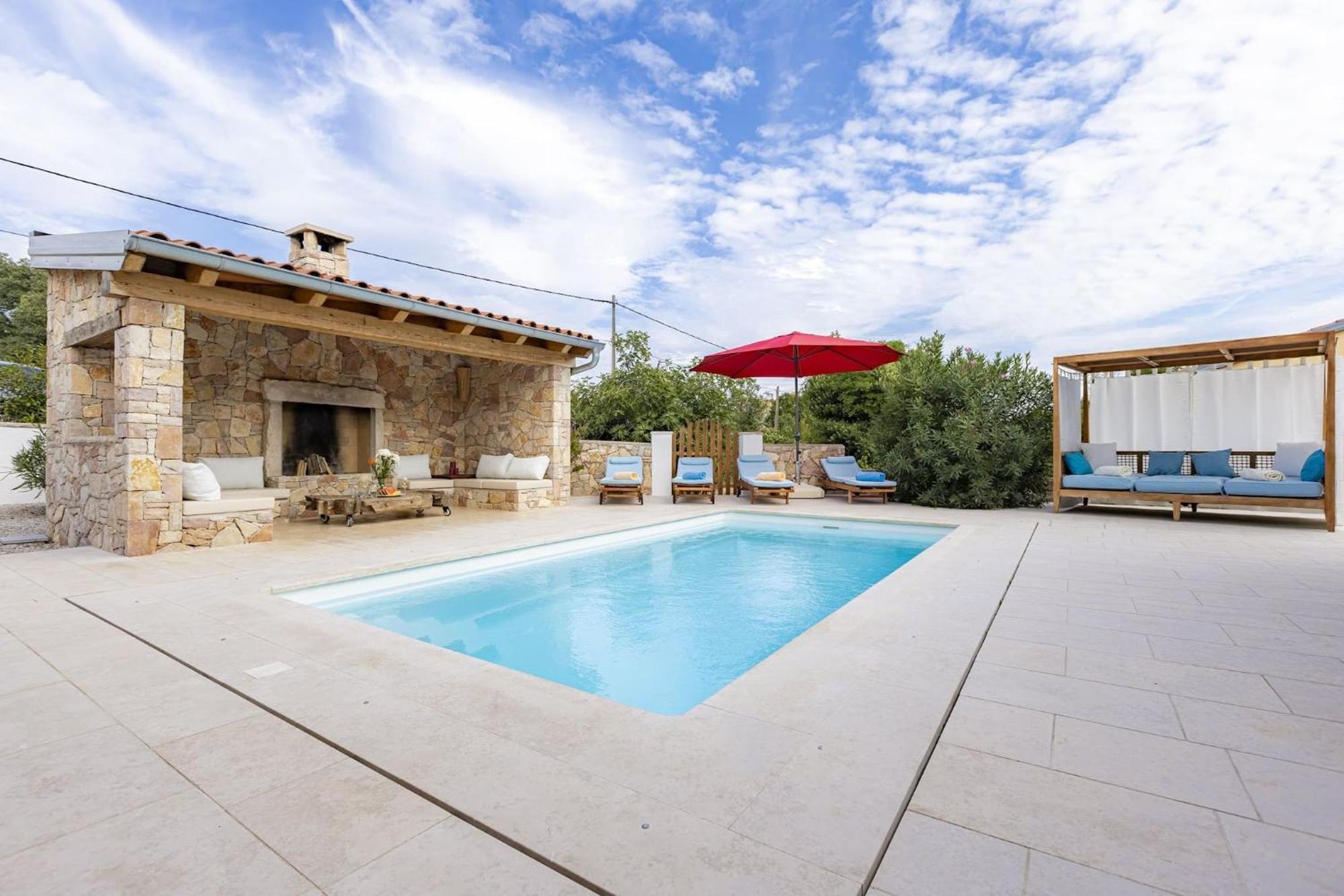 Red House Trget With Swimming Pool, Sauna And Jacuzzi ラビン エクステリア 写真